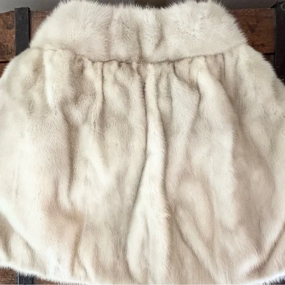 Vintage Madison’s Store Cream Cape Luxurious Faux Fur - Picture 10 of 10